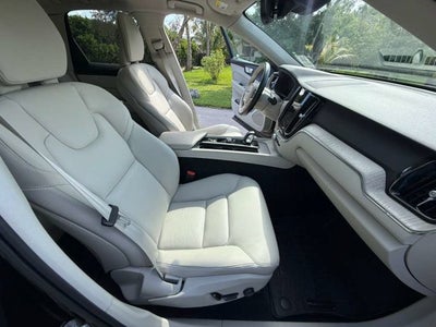 2023 Volvo XC60 Plus Bright Theme