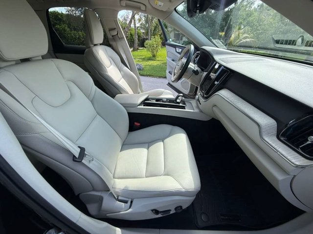 2023 Volvo XC60 Plus Bright Theme