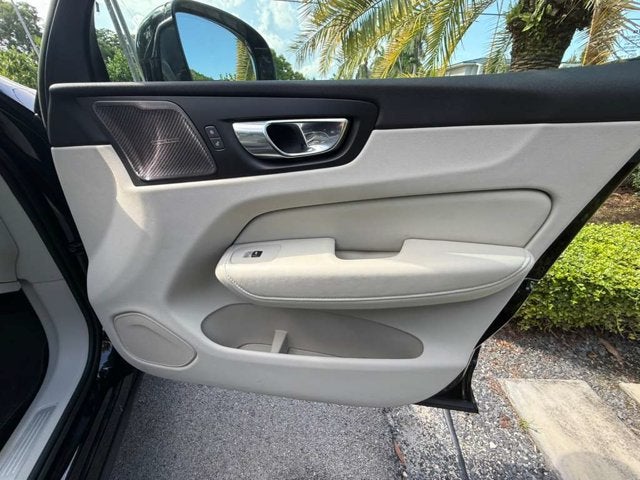 2023 Volvo XC60 Plus Bright Theme