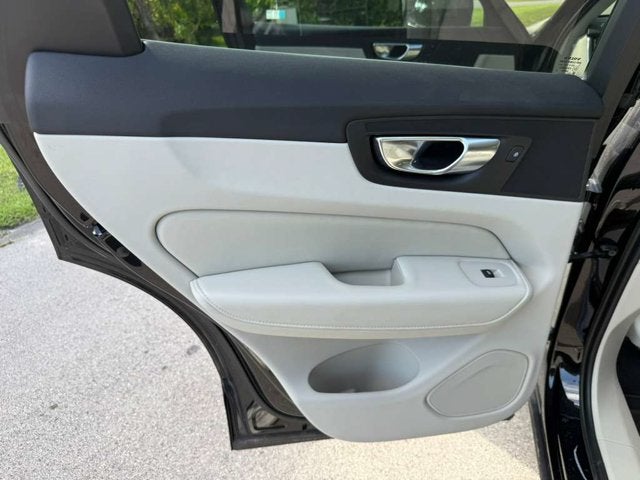 2023 Volvo XC60 Plus Bright Theme