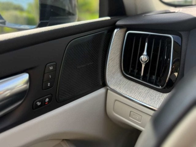 2023 Volvo XC60 Plus Bright Theme